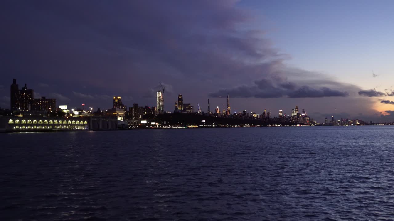 늦은 오후에 동쪽 강 채널에서 항해