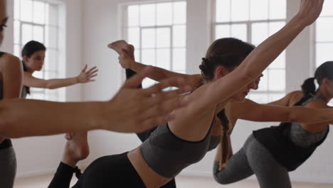 Hermosa-Instructora-De-Yoga-Enseñando-Meditación-Al-Señor-De-La-Danza-Con-Un-Grupo-De-Mujeres-Multirraciales-Disfrutando-De-Un-Estilo-De-Vida-Saludable-Haciendo-Ejercicio-En-Un-Gimnasio