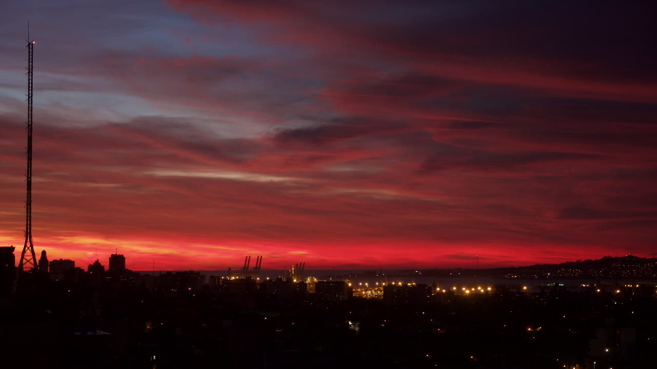lapso de tiempo de nubes rojas y torre de radio en montevideo uruguay