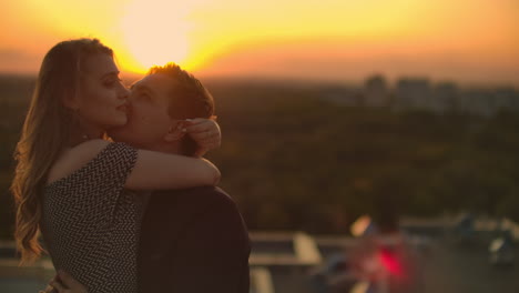 Los-Amantes-Se-Ven-Cara-A-Cara-En-El-Techo-Al-Atardecer.-Pareja-Romántica-En-El-Techo.