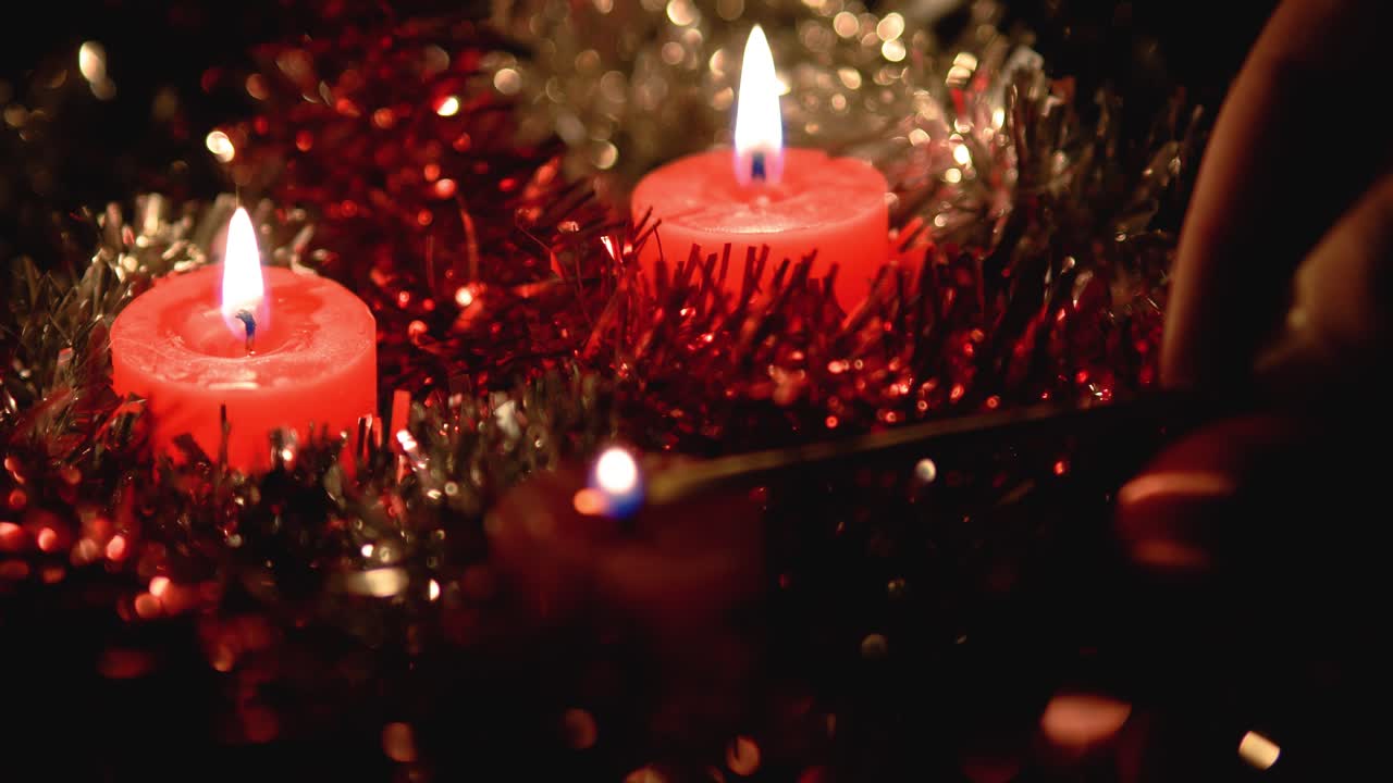 hermoso video de mano encendiendo velas y apagándolas con golpe final