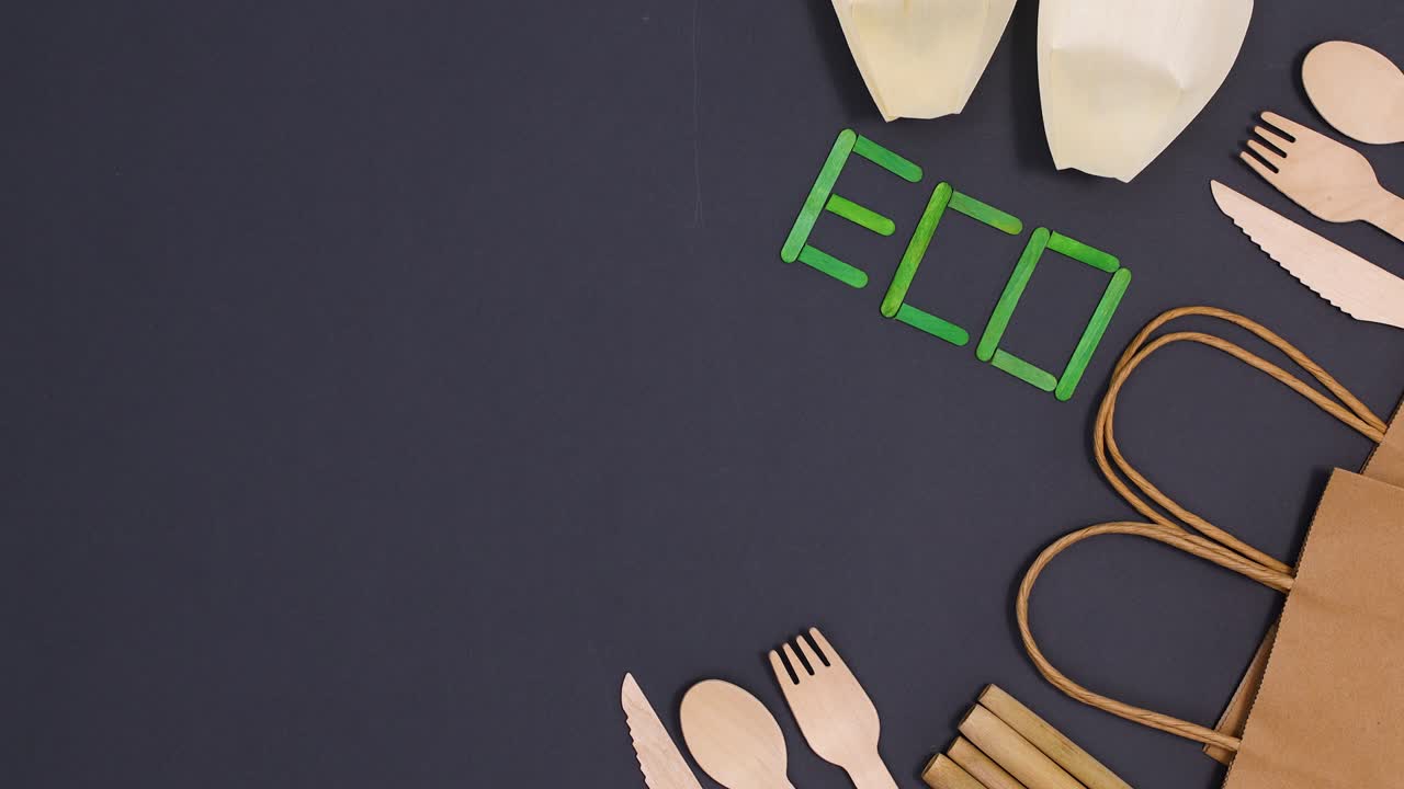 eco-amigable cero residuos cubiertos de bambú utensilios para comer mover en el lado derecho. detener el movimiento