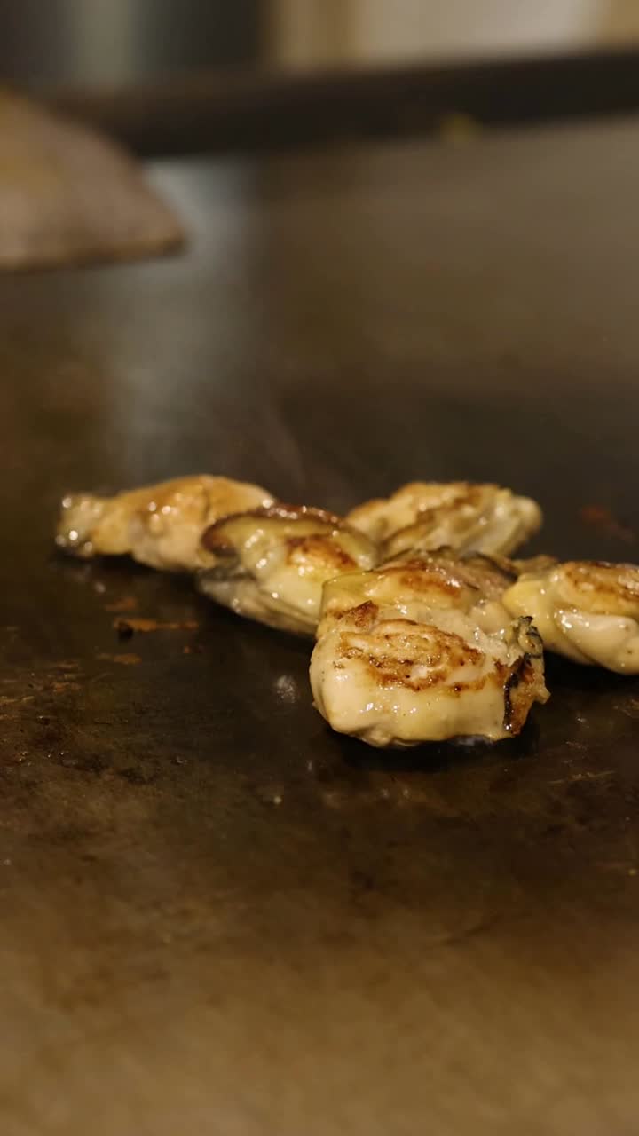 ostras que se vuelven y se cocinan en la parrilla