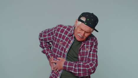 Älterer-Kranker-Mann,-Der-Unter-Rückenschmerzen,-Unerträglichen-Krämpfen,-Gerissenen-Muskeln-Und-Sehnen-Und-Nierensteinen-Leidet