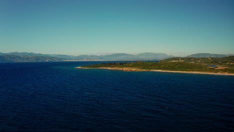 Vista-Aérea-Tomada-Con-Un-Dron-Sobre-Las-Extensas-Playas-Del-Norte-De-Corfú,-En-Grecia,-Al-Atardecer