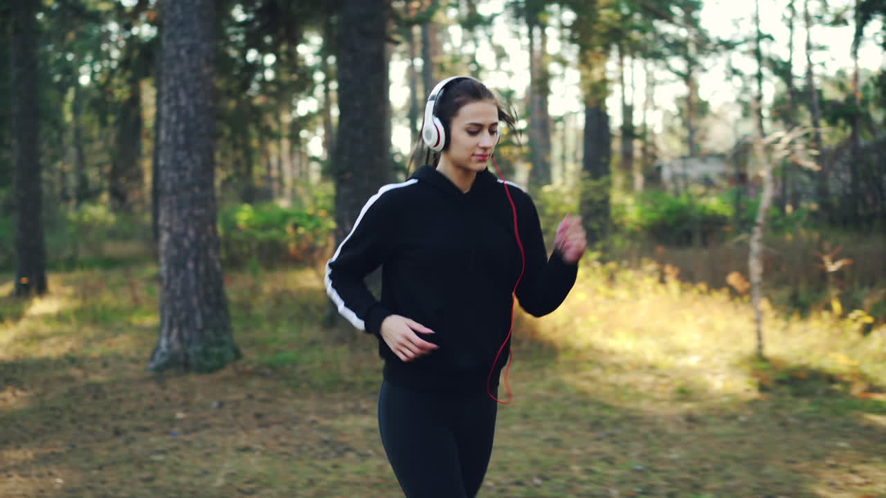 Donna che corre nella foresta
