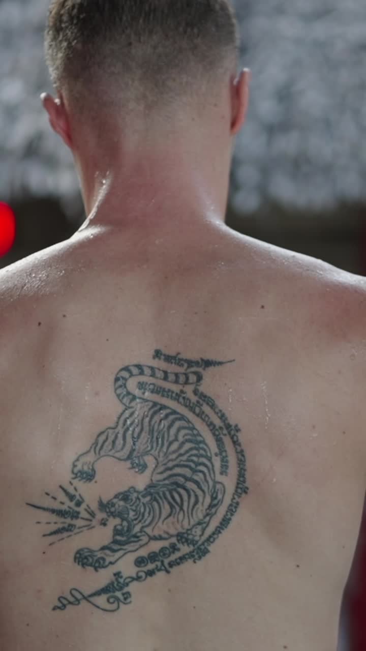 Homem com costas tatuadas