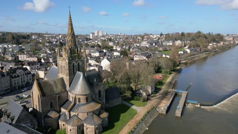 Basilika-Notre-Dame-D&#39;avesnières,-Laval-Im-Departement-Mayenne,-Frankreich