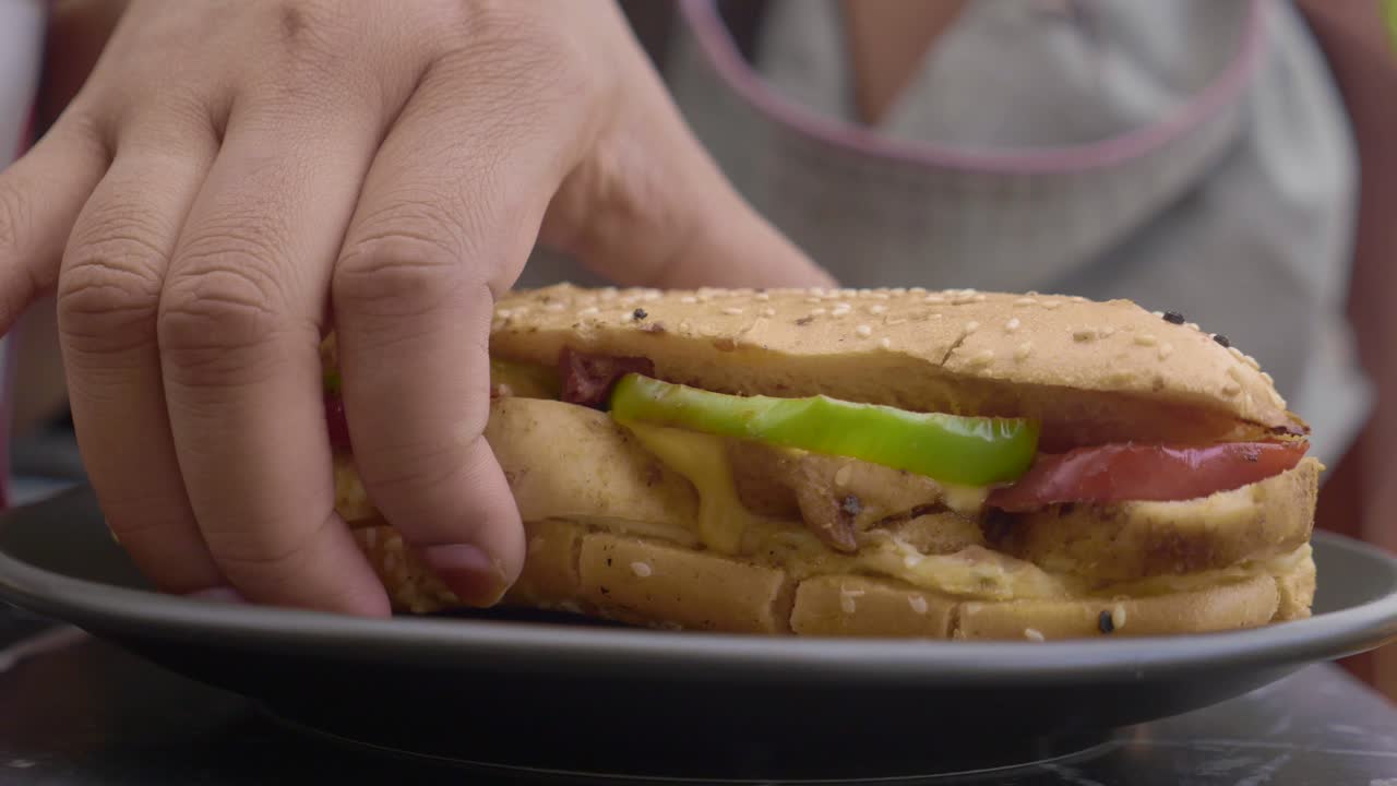 una mujer con un delicioso sándwich de pollo