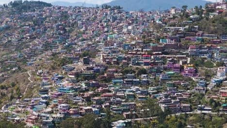 colorida ciudad montañosa en la india