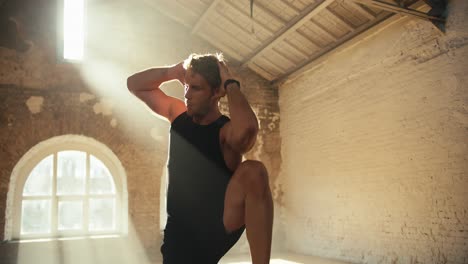 Primer-Plano-De-Un-Hombre-Con-Uniforme-Deportivo-Negro-Y-Un-Reloj-En-Las-Manos-Haciendo-Ejercicios-En-Un-Gimnasio-Soleado.-Vídeo-Filmado-En-Alta-Calidad