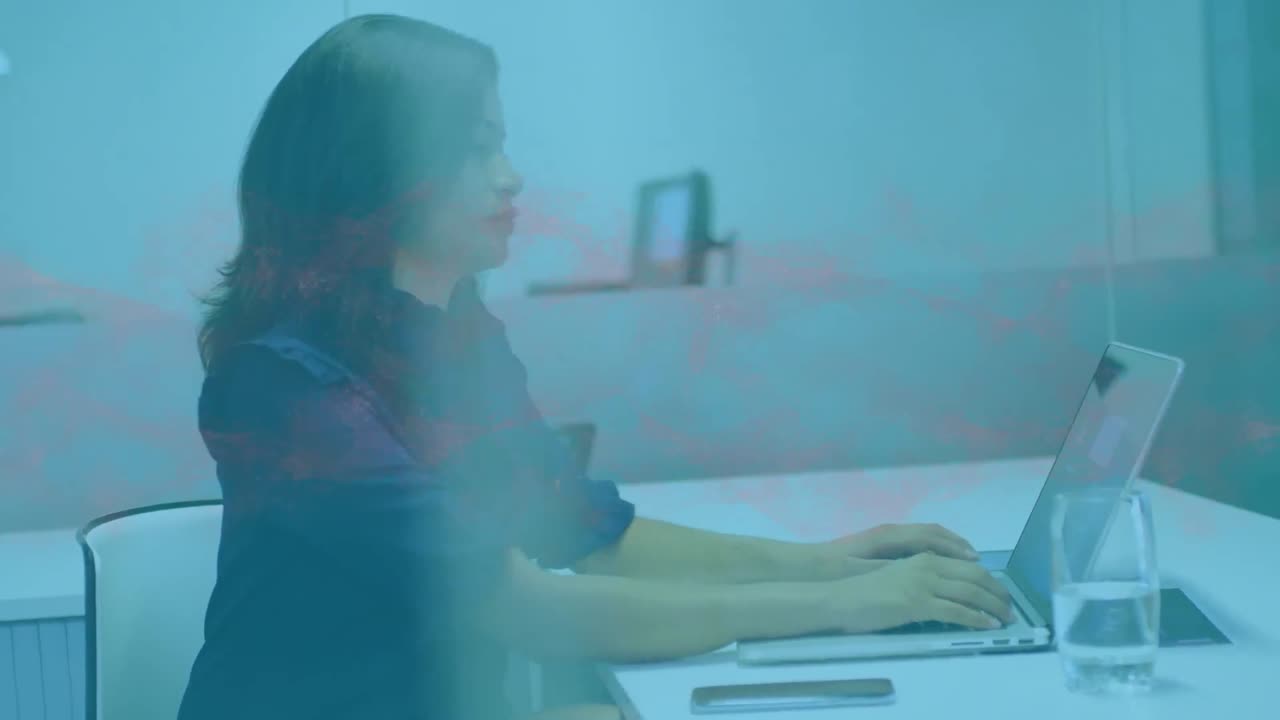 animación de una cadena de adn girando sobre una mujer de negocios usando una computadora portátil