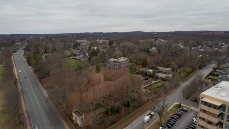 Gibraltar-Herrenhaus,-Drohne,-Verlassenes-Wilmington,-Delaware,-Historisches-Anwesen,-Garten,-Winter,-Bewölkt,-Tagelanger-Abstieg