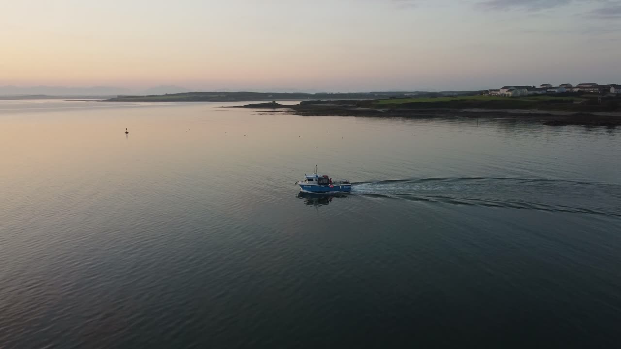 작은 시 보트가 아침 일찍 아오르는 빛 해가 뜨는 바다의 바다 풍경을 떠난다.