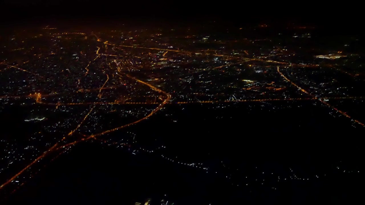 Vista dall'interno della cabina dell'aereo mentre si vola a 35.000 piedi di altezza virando a sinistra nel cielo - volo notturno.