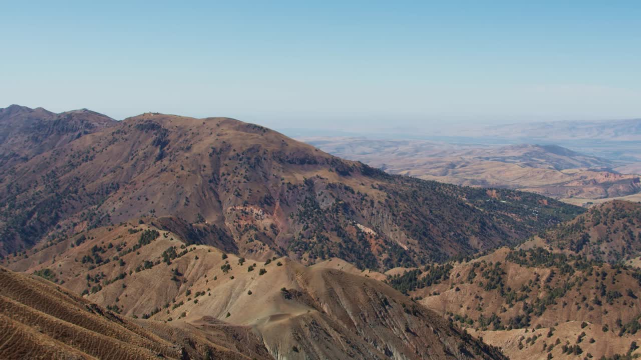 petroglifos en asia central, vista de uzbekistán en las montañas beldersay