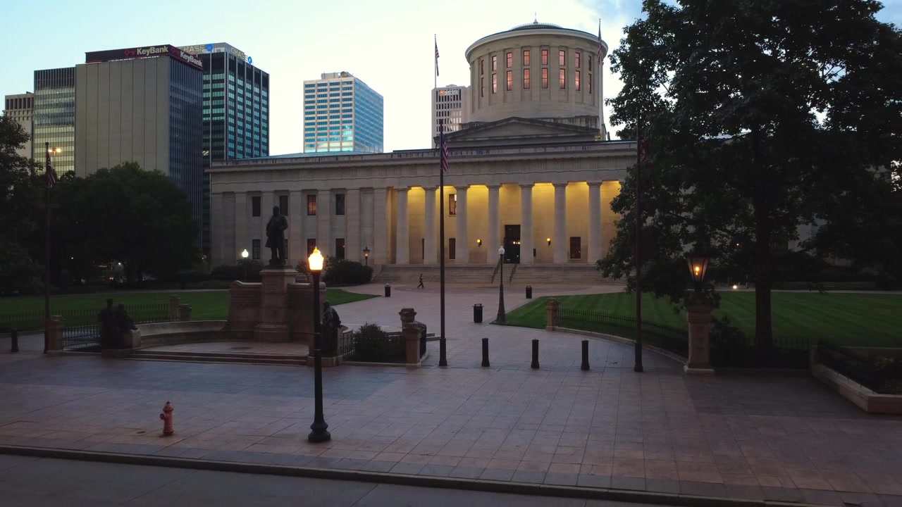 Droneoptagelse af Ohio State House i Columbus, Ohio i skumringen