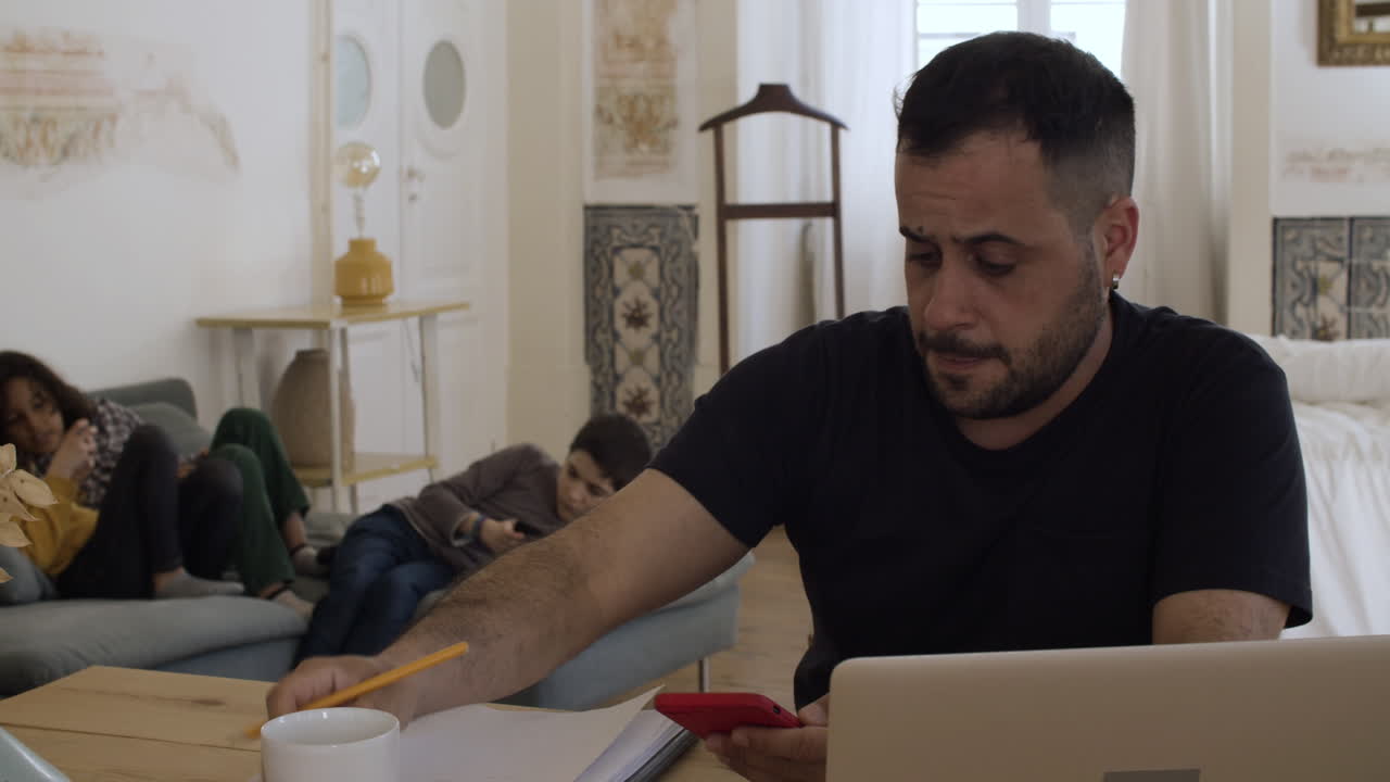 padre caucásico cansado trabajando desde casa.