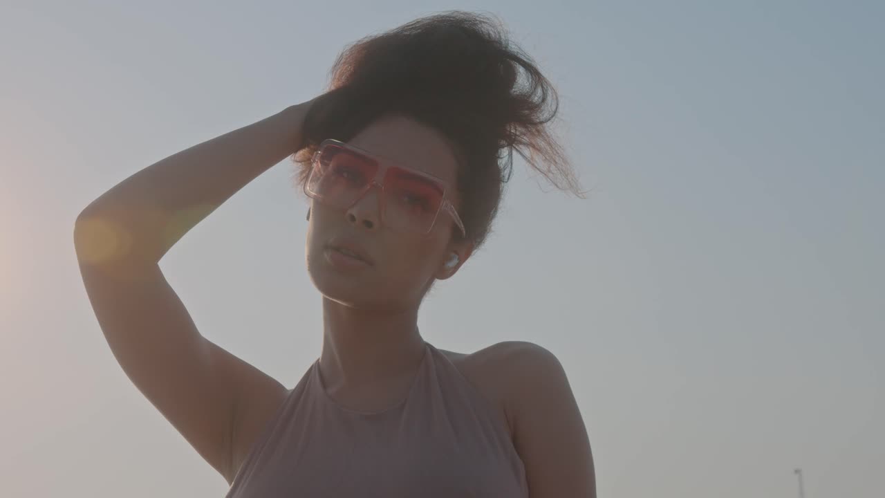 mujer posando al aire libre al atardecer