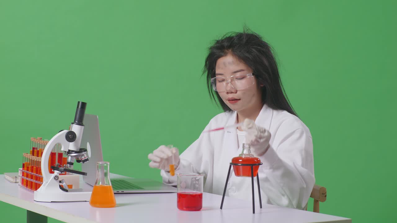 실험을 하는 과학자