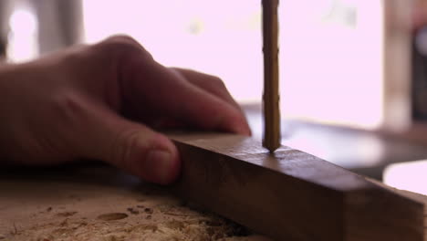 primer plano de un bloque de madera de perforación en la fábrica filmado en r3d
