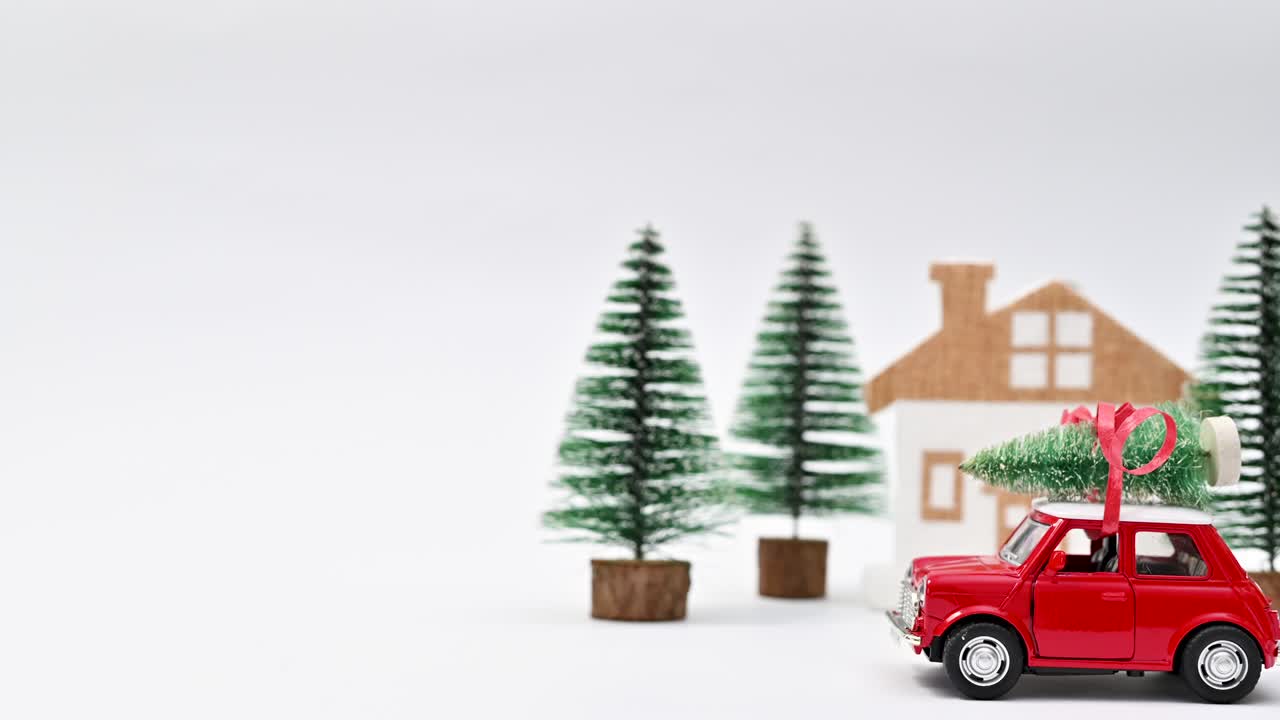 el coche rojo vintage conduciendo el árbol de navidad en el techo.
