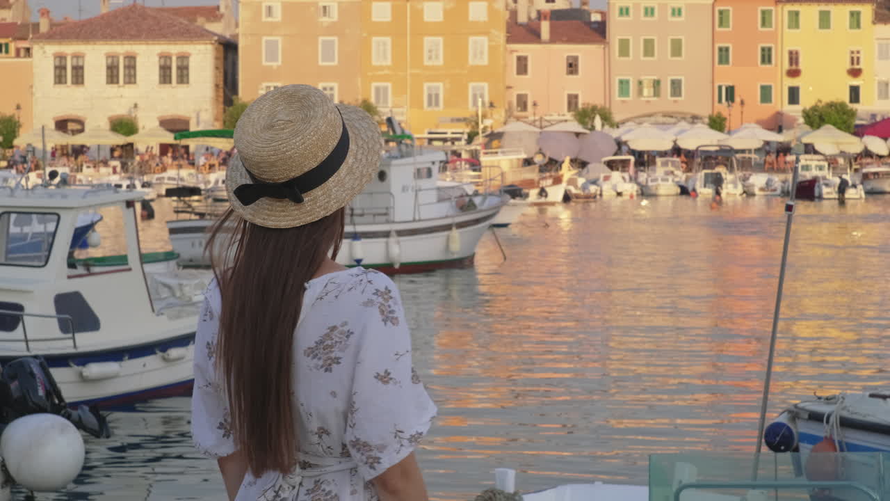 크로아티아 항구 의 해가 지는 곳 에서  모자 를 입은 여자