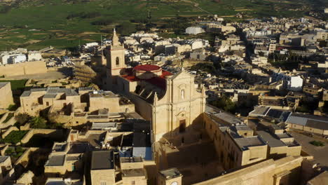 vista aérea sobre la catedral de la asunción en victoria, capital de la isla de gozo en malta - disparo de drones