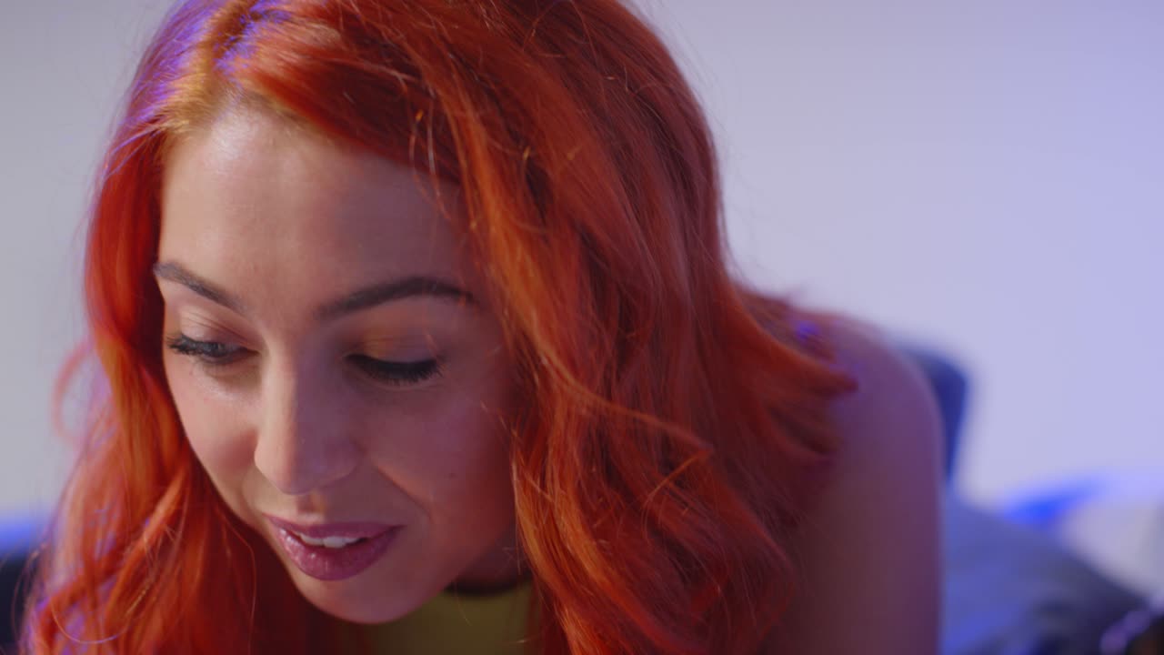 소파에 앉아 소셜 미디어 포스트를 공유하는 젊은 gen z 친구의 클로즈업 스튜디오