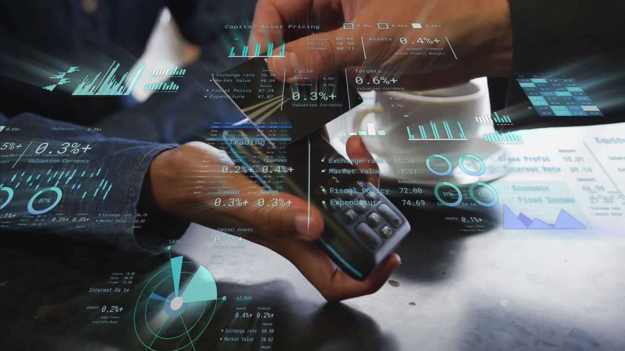 animación de datos financieros sobre empresario caucásico pagando con tarjeta en la terminal de pago.