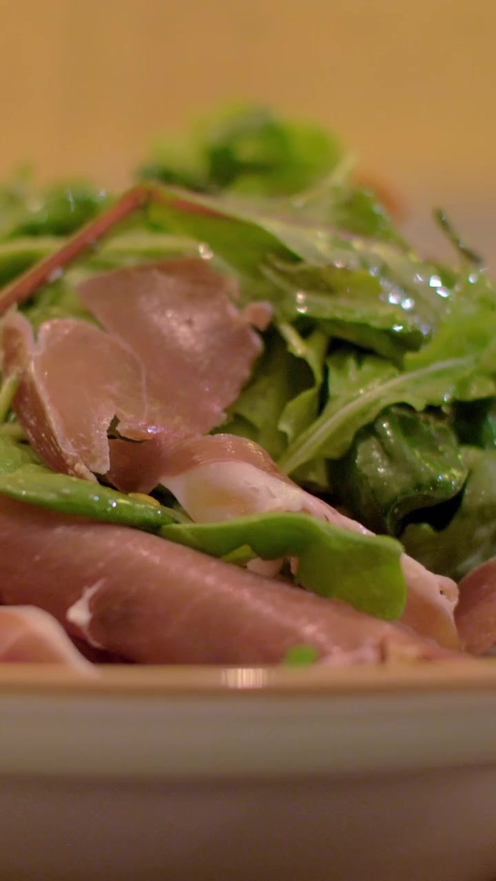 Insalata verde con prosciutto come antipasto al ristorante