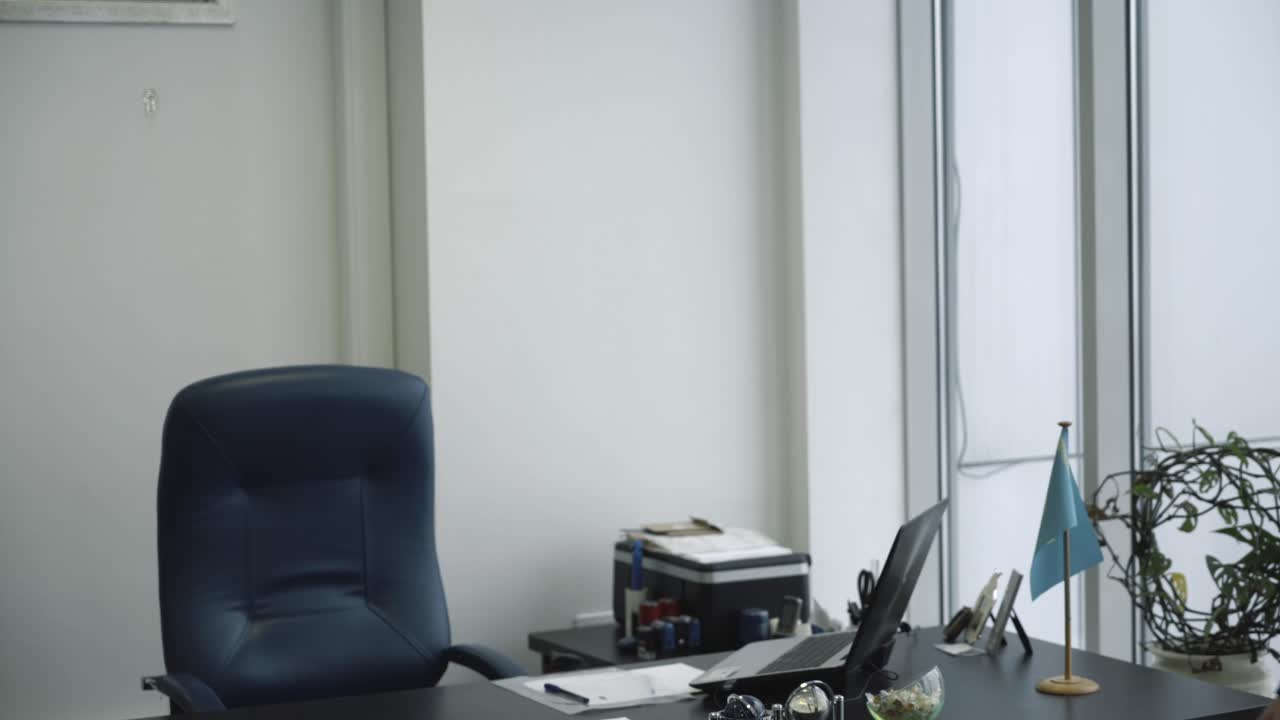 apretón de manos de negocios en la oficina