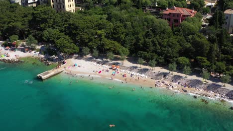 Turistas-Disfrutando-En-La-Pintoresca-Ciudad-Turística-De-Crikvenica,-Bahía-De-Kvarner,-Croacia---Toma-Aérea-De-Drones