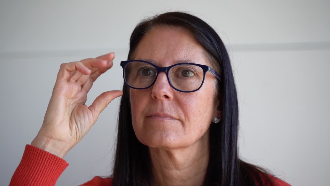 mujer madura en 50s probando sus nuevos anteojos