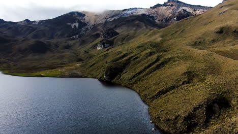 lago del cráter en el parque nacional los nevados, montañas de los andes