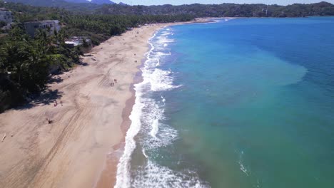 Am-Strand-Von-Sayulita-Mexico-Schlagen-An-Einem-Sonnigen-Tag-Wellen-Auf-Den-Langen-Sandstrand