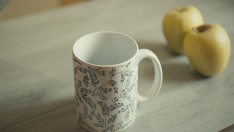 fotografía de cerca del agua que se vierte en la taza
