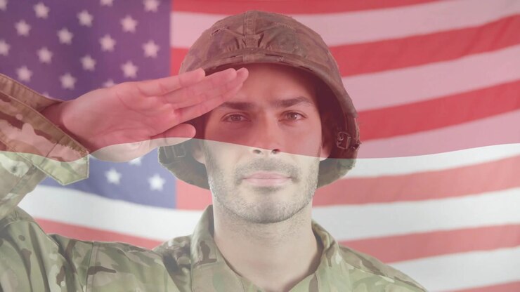 Soldato maschio in piedi con strisce di bandiera che fluttuano sul petto, che inizia il saluto onorando l'orgoglio militare