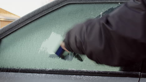 Eis-Vom-Autofenster-Kratzen