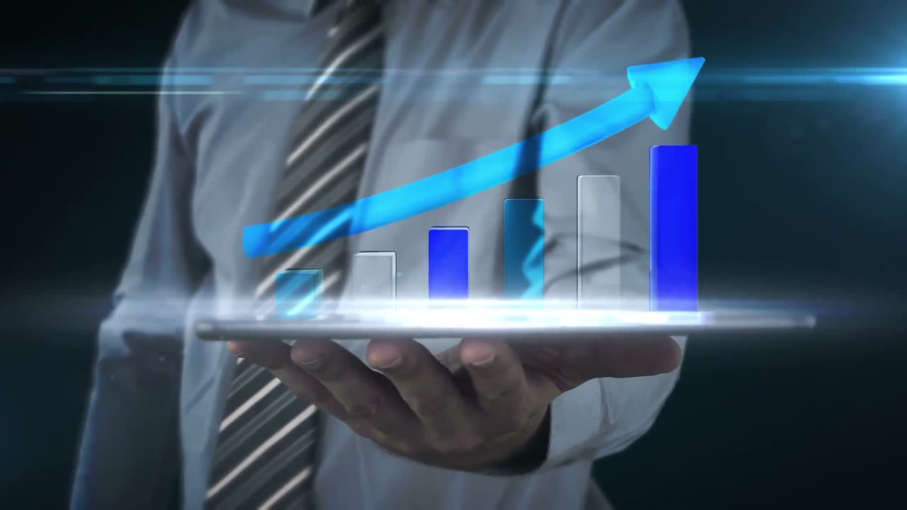 hombre de negocios usando una tableta para ver un holograma