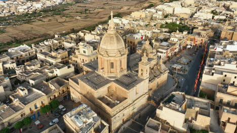 imágenes de drones cinematográficos lentos que vuelan sobre la ciudad de nadur en la isla de gozo en malta