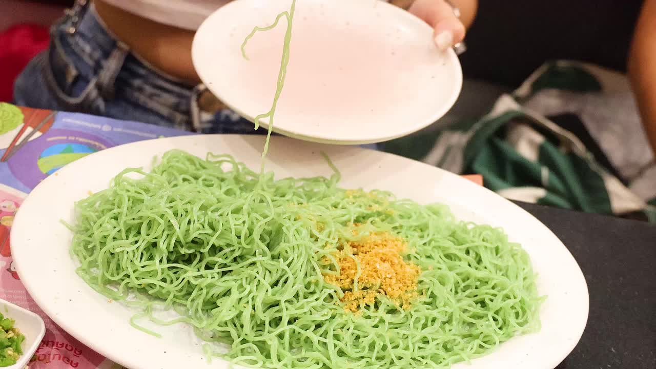 접시 에 초록색 누들 을 제공 하는