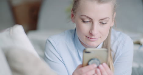 Hermosa-Mujer-Con-Smartphone-Y-Sonrisa