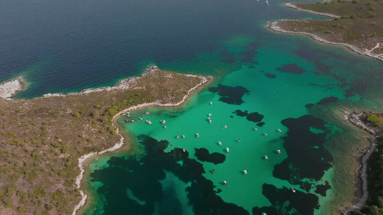 푸르키즈색 물 과 보트 가 있는 아름다운 해변 의 공중 풍경