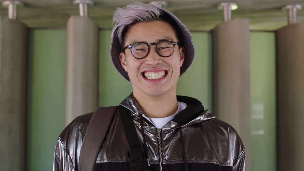 행복하고 세련된  머리카락으로 웃는 아시아 학생의 초상화