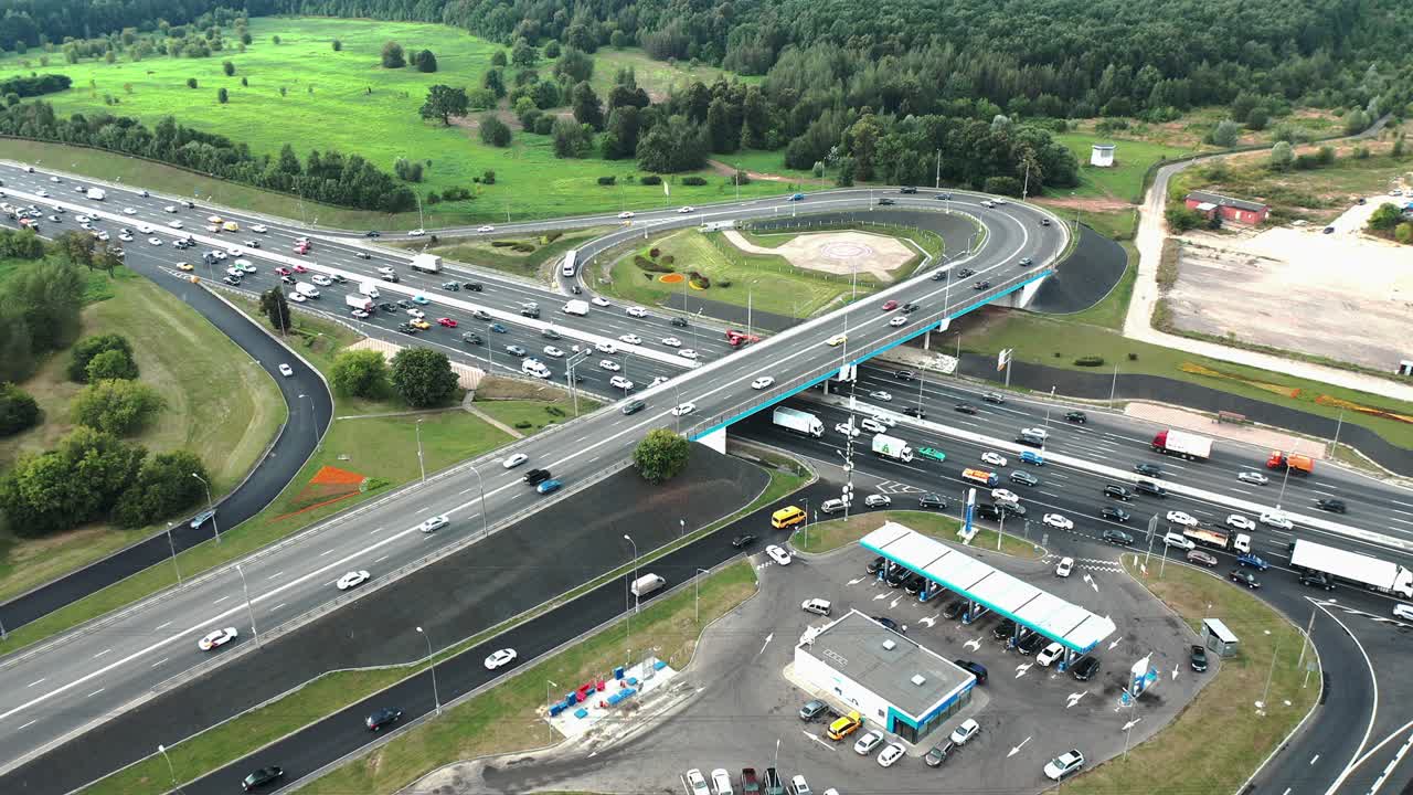 воздушный вид на автомагистральное пересечение и движение на дороге, камера движется назад