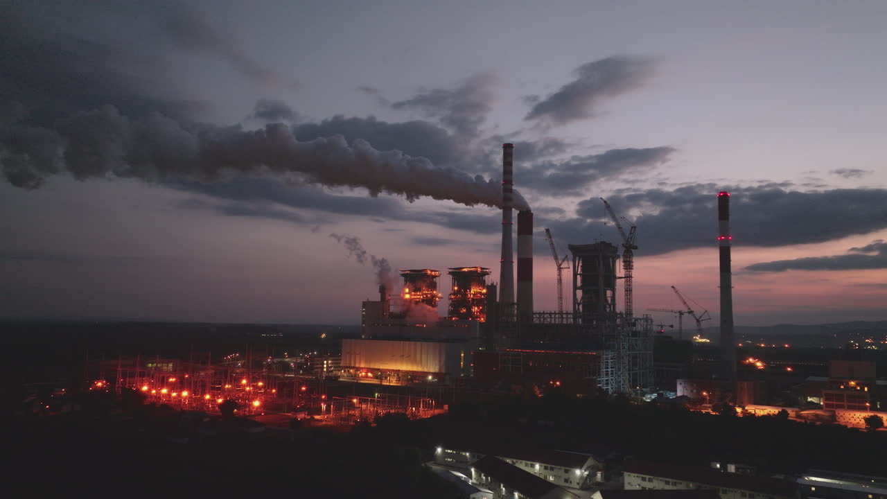 planta de energía al anochecer