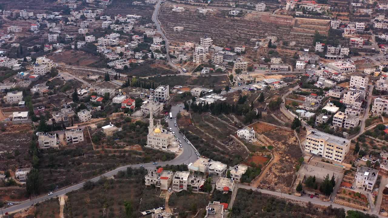 imágenes aéreas sobre una aldea musulmana palestina con mezquita