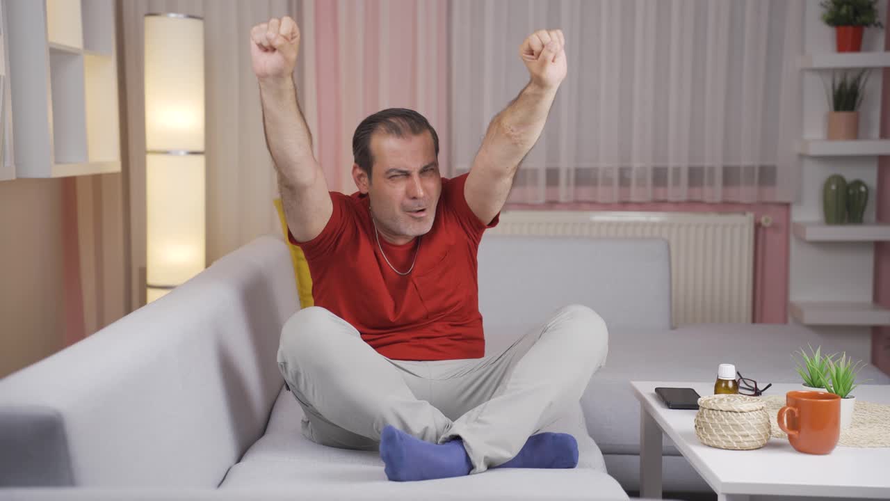 un tipo divertido burlándose de la cámara.