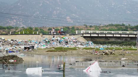 Verschmutzung-Der-Natürlichen-Umwelt-Müllhaufen-Verunreinigen-Flusswasser-In-Vietnam